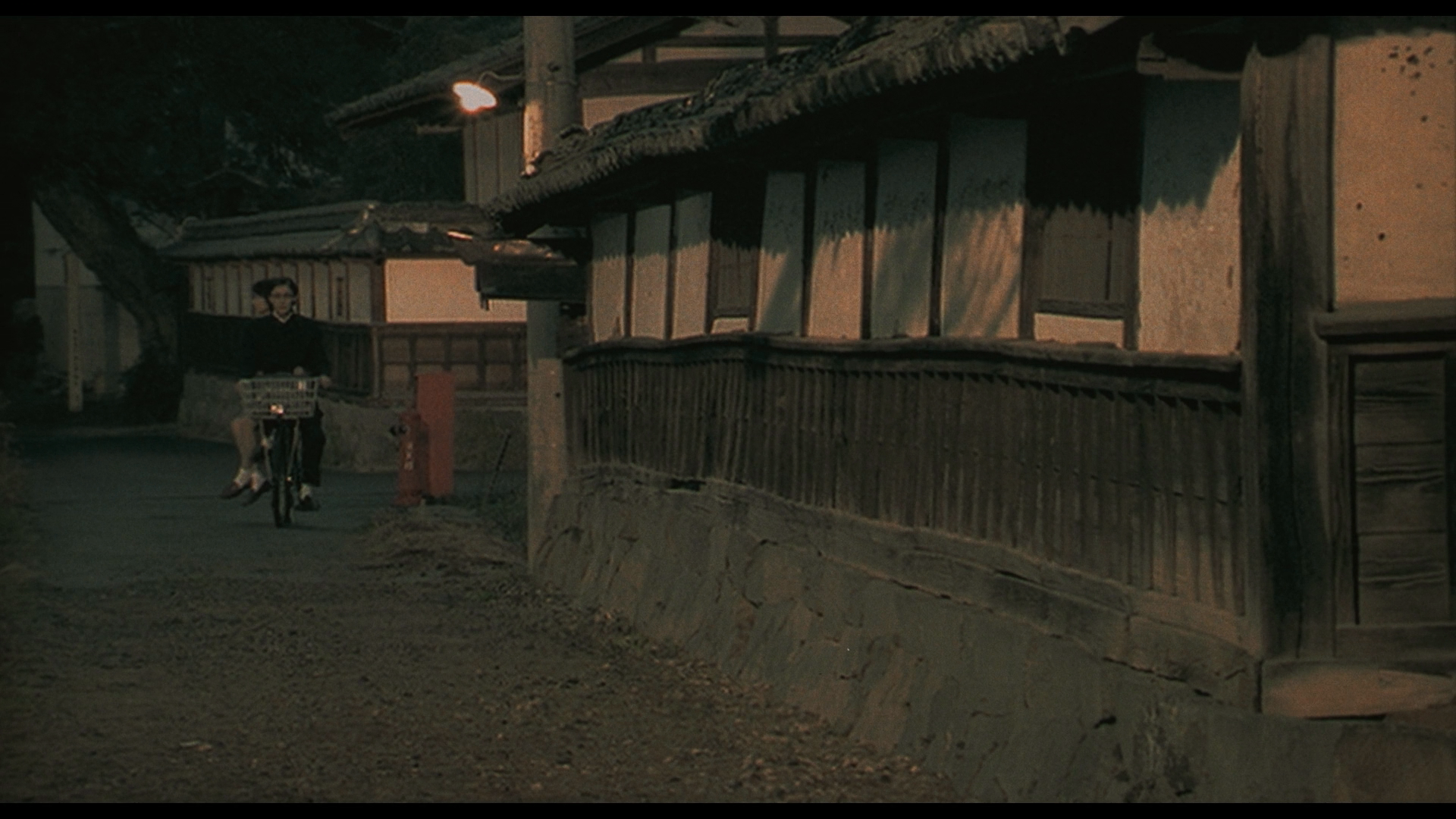 Uzumaki 2000 1080p BluRay REMUX AVC FLAC 2.0-aCant.mkv_20240116_204830.128.png