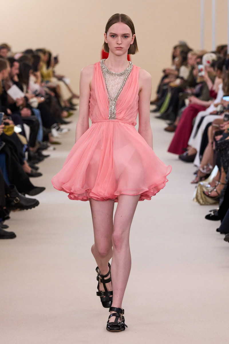 00039-giambattista-valli-fall-2024-ready-to-wear-credit-gorunway.webp