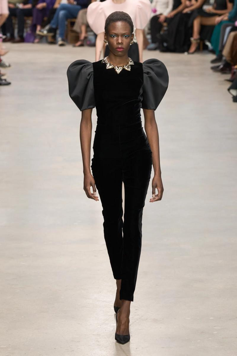 00052-carolina-herrera-fall-2024-ready-to-wear-credit-gorunway.webp