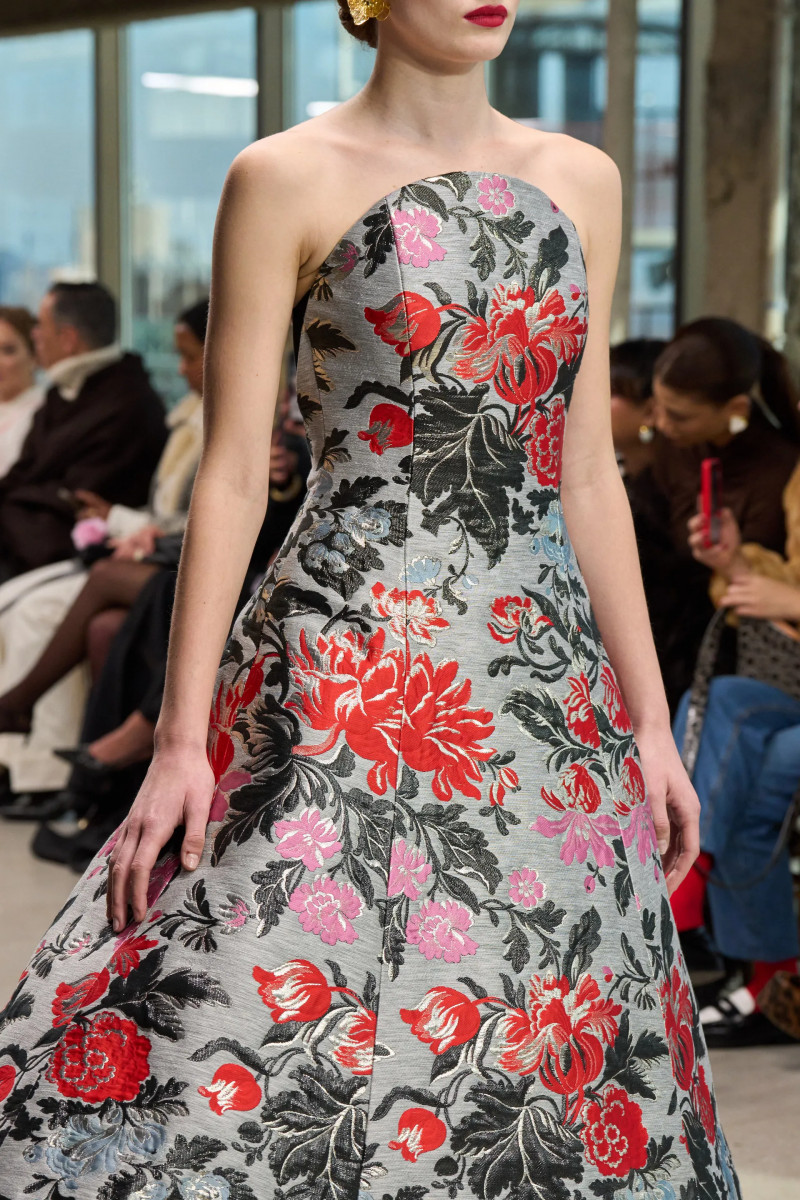 00122-carolina-herrera-detail-fall-2024-ready-to-wear-credit-gorunway.webp