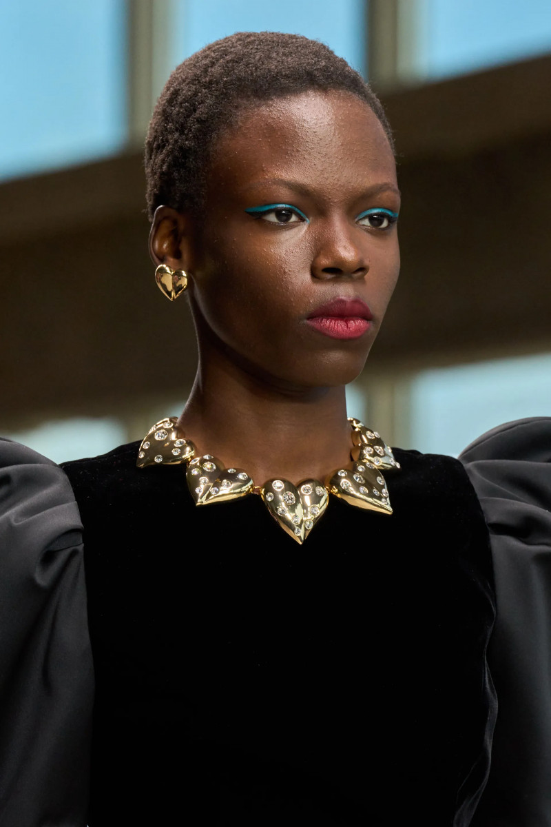 00138-carolina-herrera-detail-fall-2024-ready-to-wear-credit-gorunway.webp