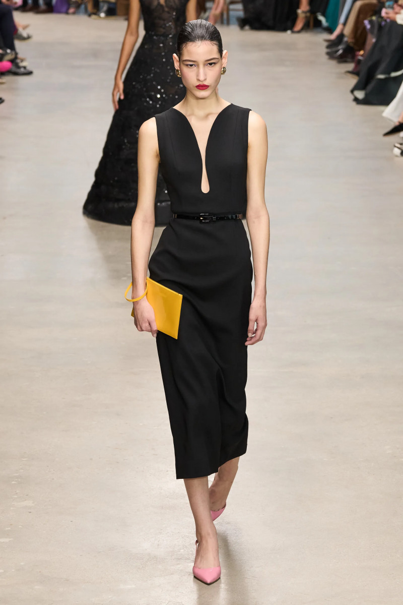 00040-carolina-herrera-fall-2024-ready-to-wear-credit-gorunway.webp