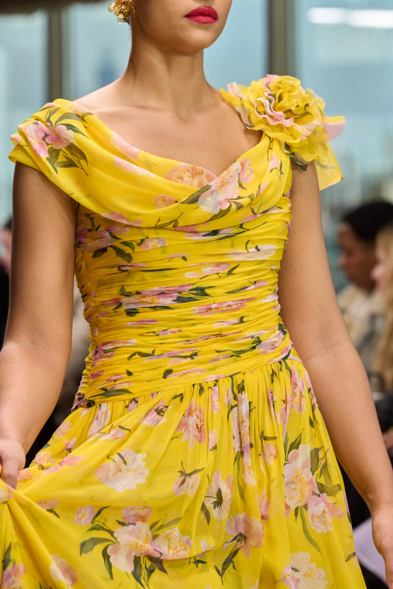 00066-carolina-herrera-detail-fall-2024-ready-to-wear-credit-gorunway.webp