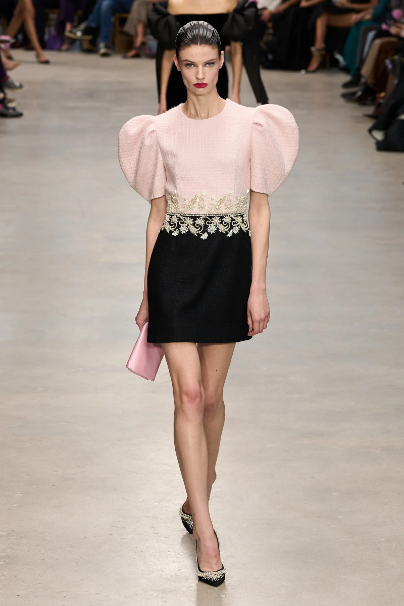00053-carolina-herrera-fall-2024-ready-to-wear-credit-gorunway.webp