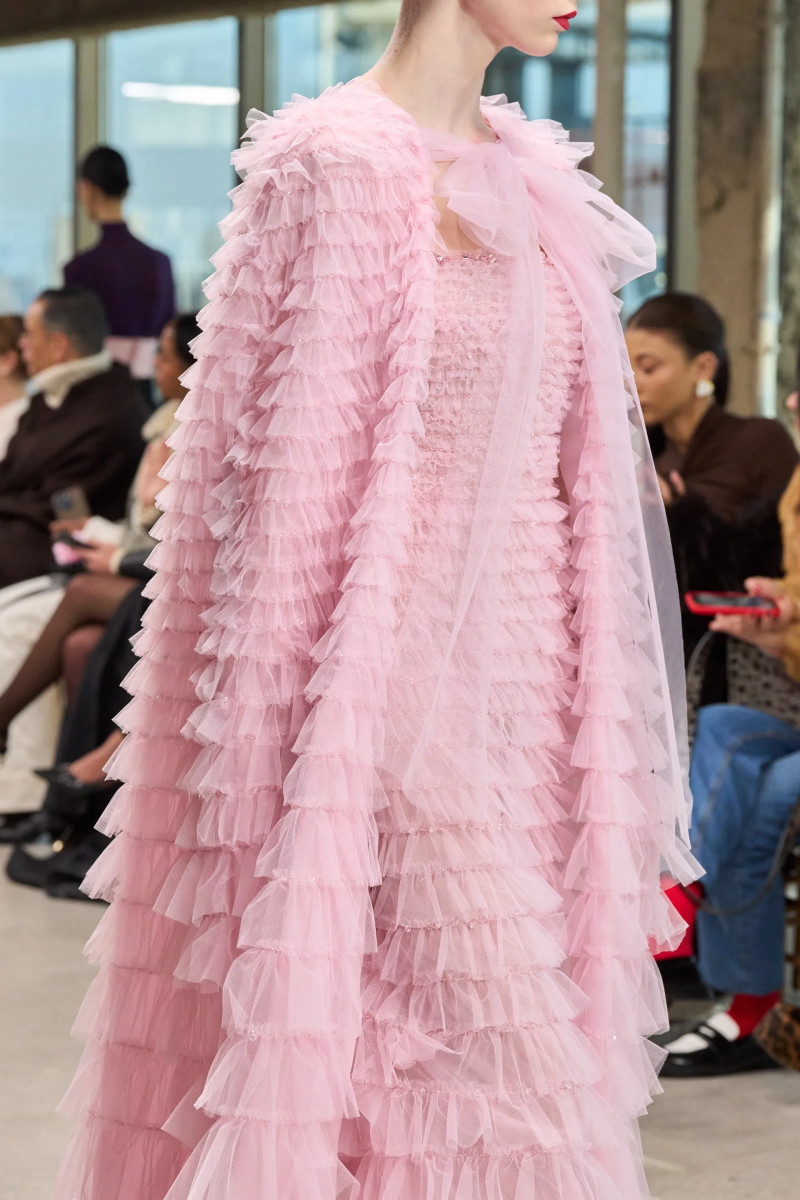 00099-carolina-herrera-detail-fall-2024-ready-to-wear-credit-gorunway.webp