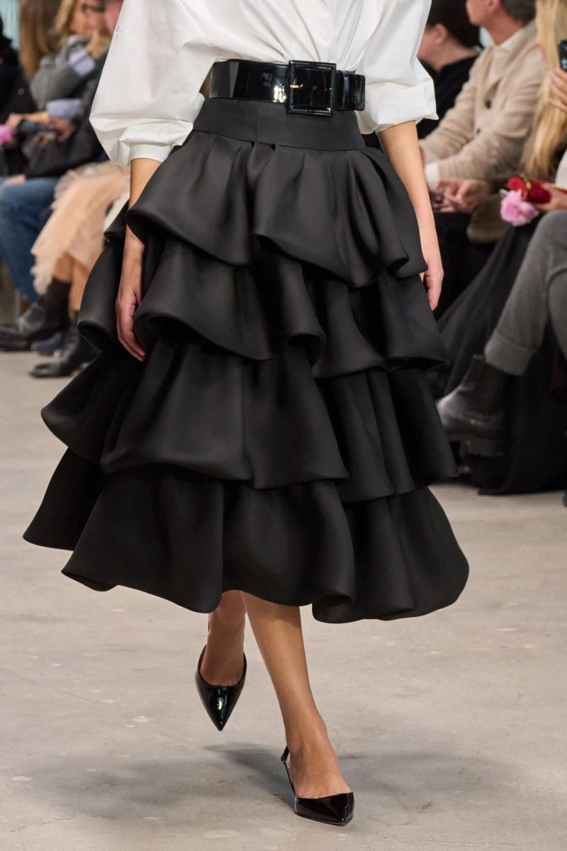 00023-carolina-herrera-detail-fall-2024-ready-to-wear-credit-gorunway.webp