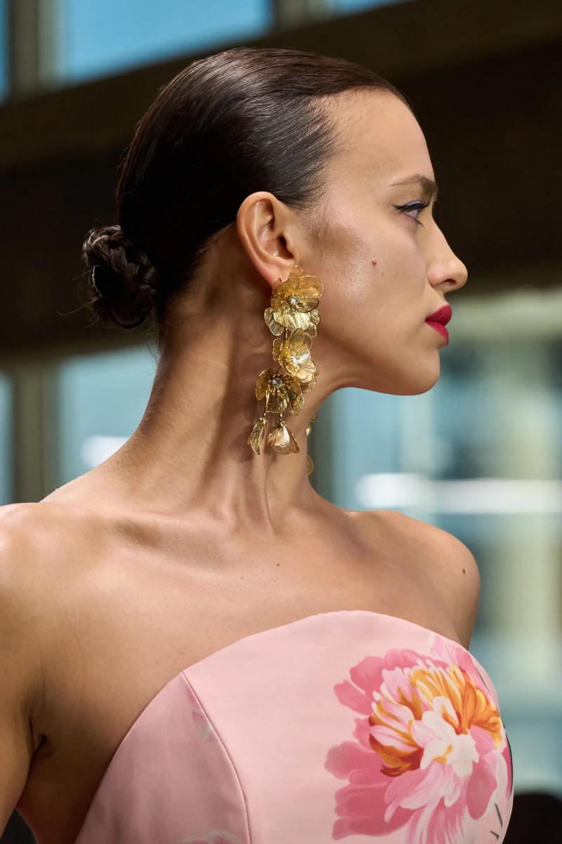 00083-carolina-herrera-detail-fall-2024-ready-to-wear-credit-gorunway.webp