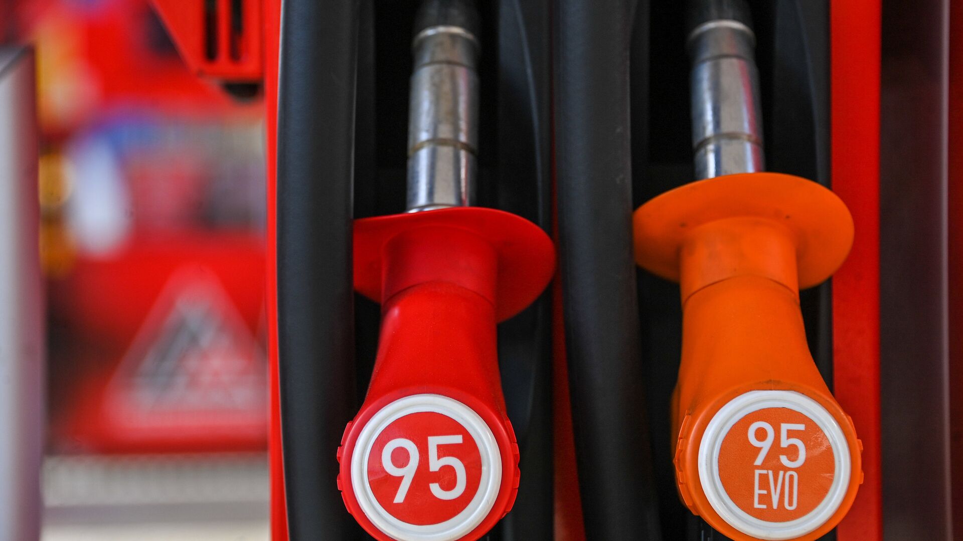 Биржевая цена бензина Аи-95 в России снизилась за неделю на 8,5 процента