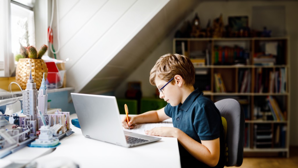 Почему стоит выбрать онлайн-школу для образования вашего ребенка