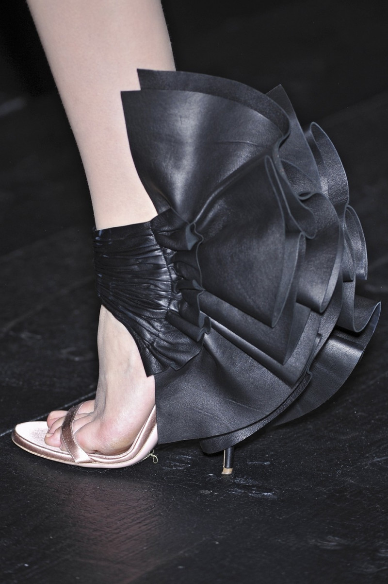 Valentino+Fall+2009+Details+7vA13-RsjrIx.jpg