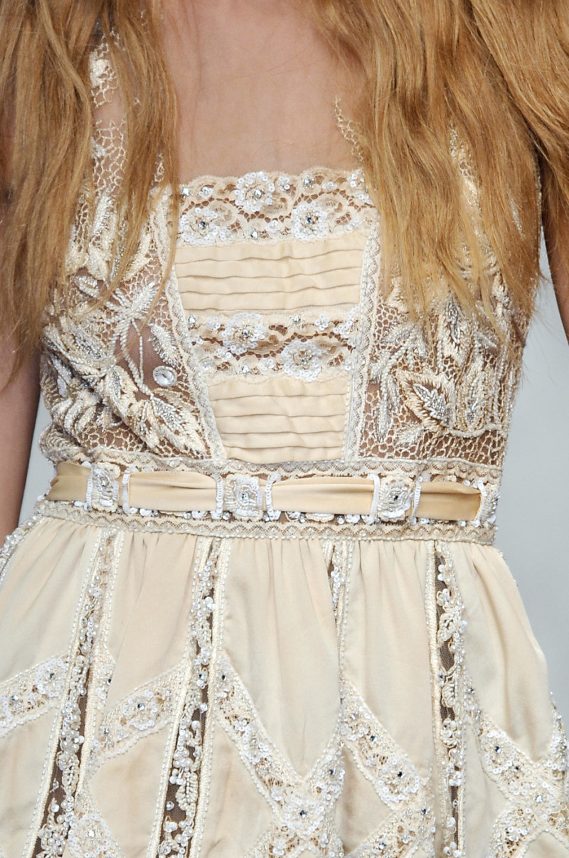 Valentino+Spring+2010+Details+rucxOb7KOJ3x.jpg
