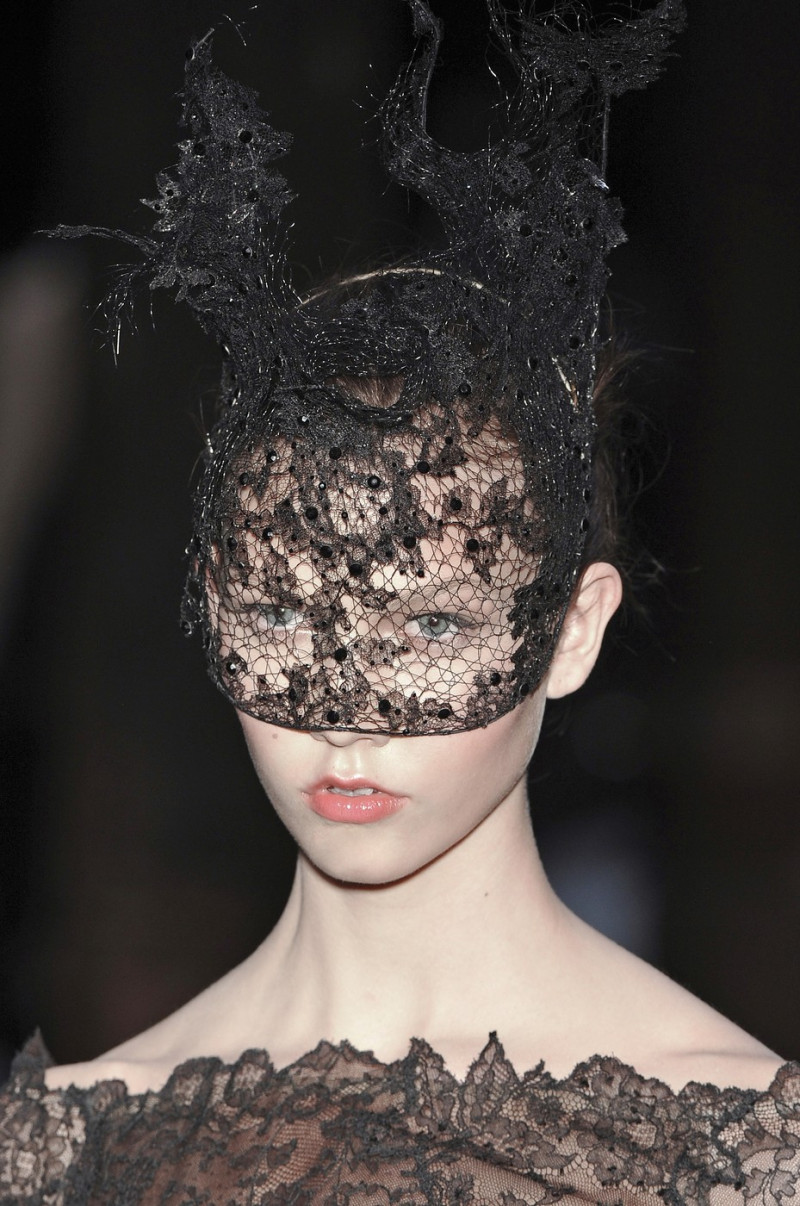 Valentino+Fall+2009+Details+E8HqTEJrGzTx.jpg
