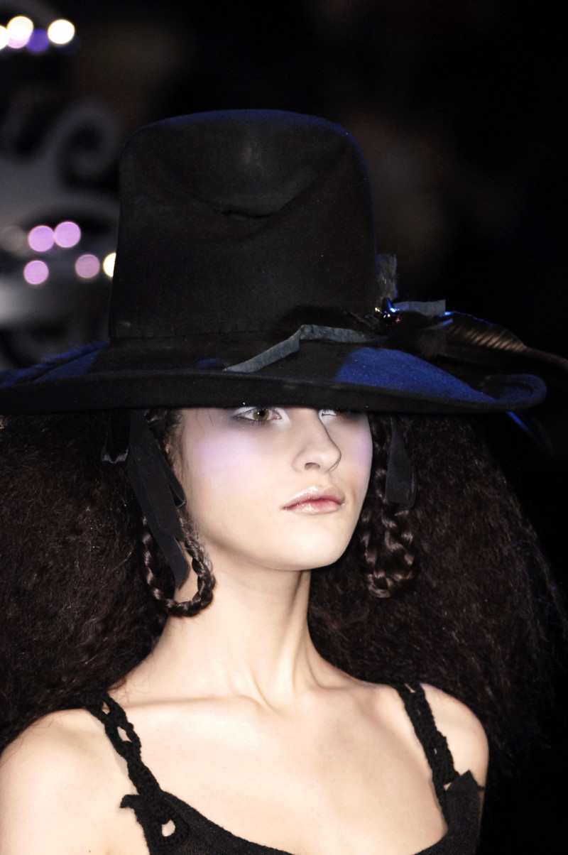 John+Galliano+Fall+2006+Details+5EmzkJBaiDex.jpg