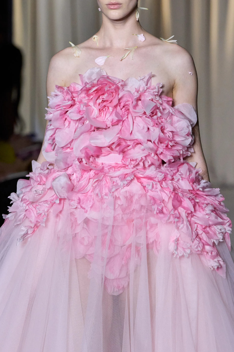 00021-giambattista-valli-fall-2024-couture-details-credit-gorunway.webp