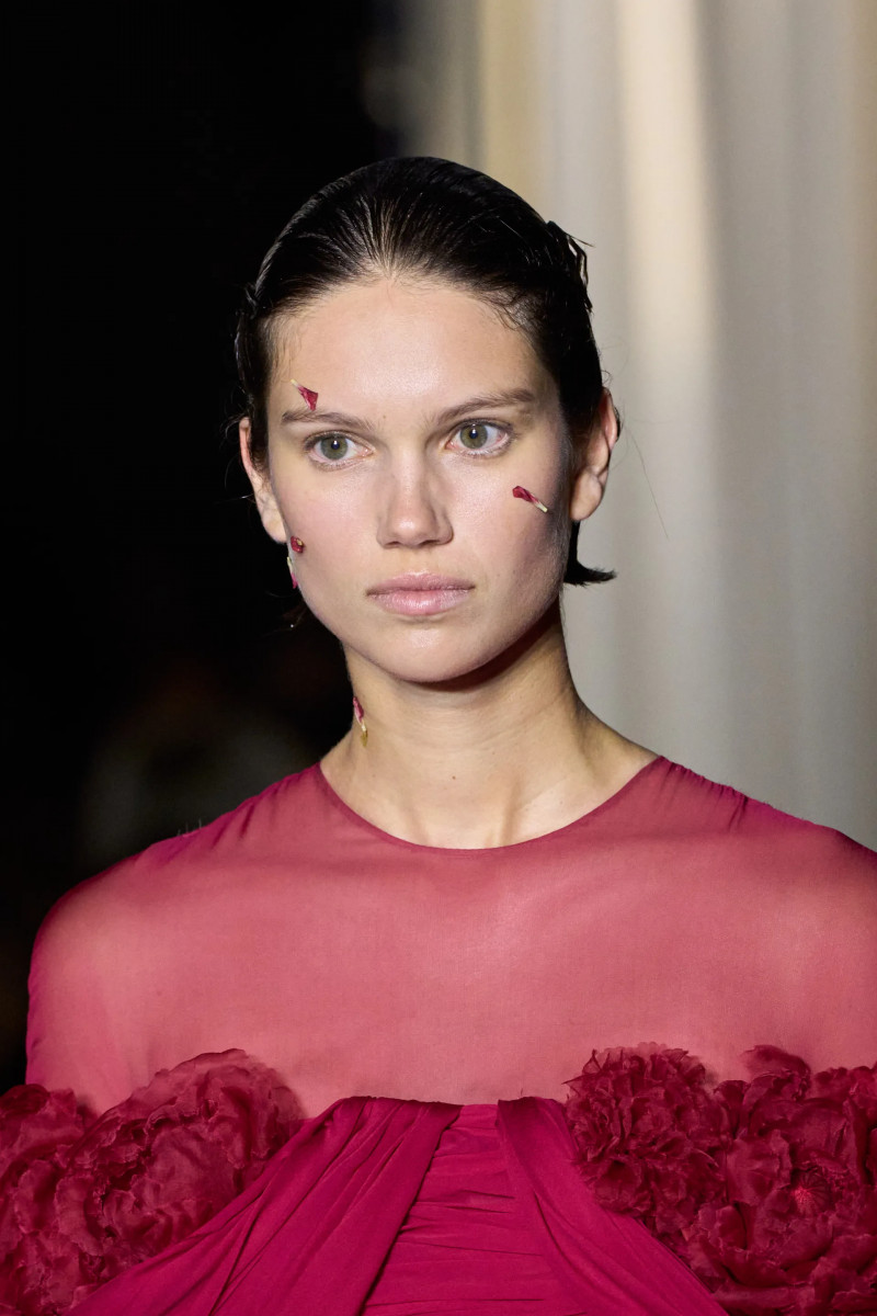 00062-giambattista-valli-fall-2024-couture-details-credit-gorunway.webp