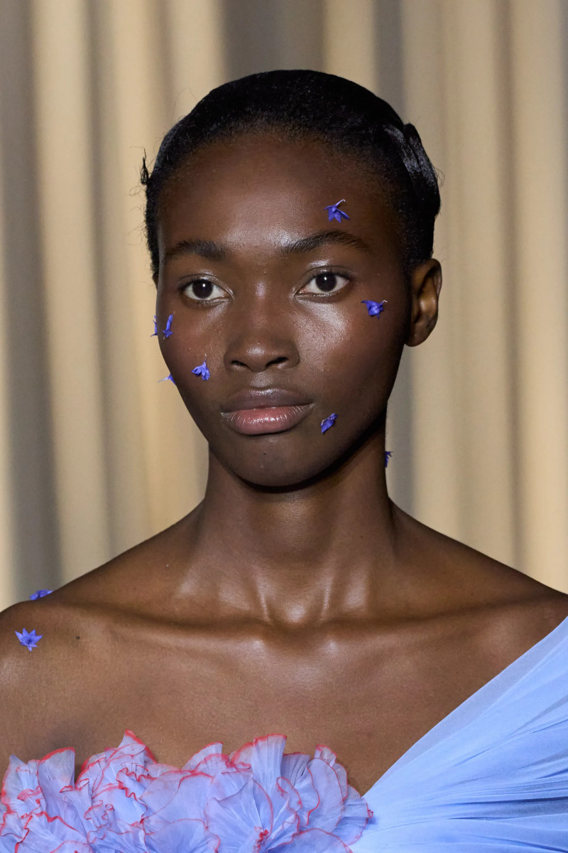 00008-giambattista-valli-fall-2024-couture-details-credit-gorunway.webp