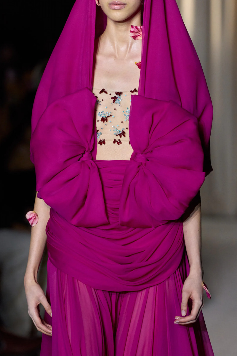 00042-giambattista-valli-fall-2024-couture-details-credit-gorunway.webp