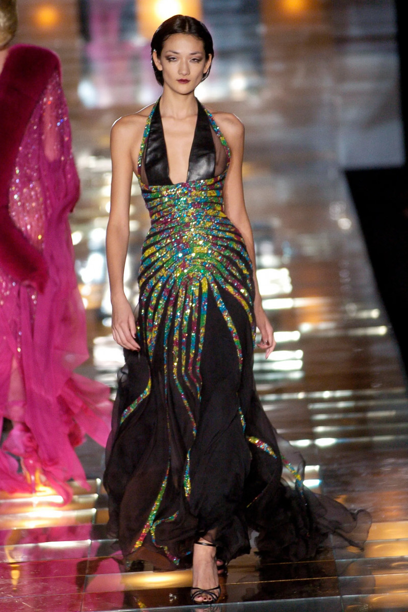elie-saab-fall-2004-couture-00390h-ai-tominaga.webp