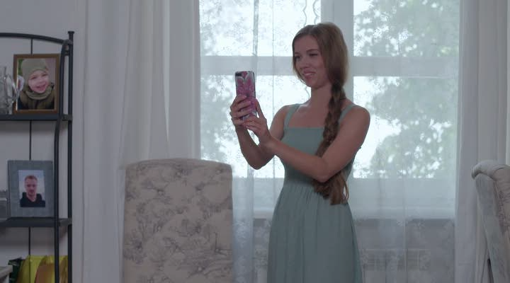 Верная жена S01E01 2024 WEBRip.avi_snapshot_19.37.png