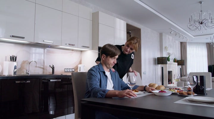 Жена моего сына S01E01 2024 WEBRip.avi_snapshot_10.50.png