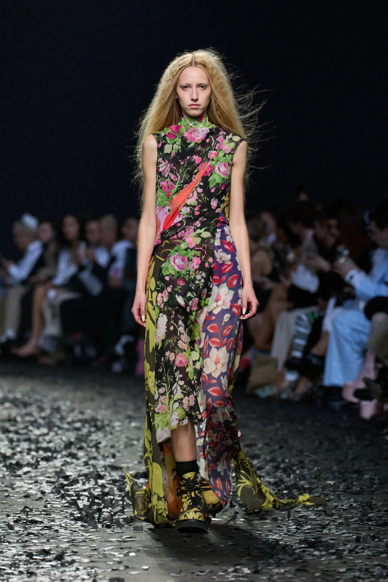 00025-moschino-fall-2025-ready-to-wear-credit-gorunway.webp