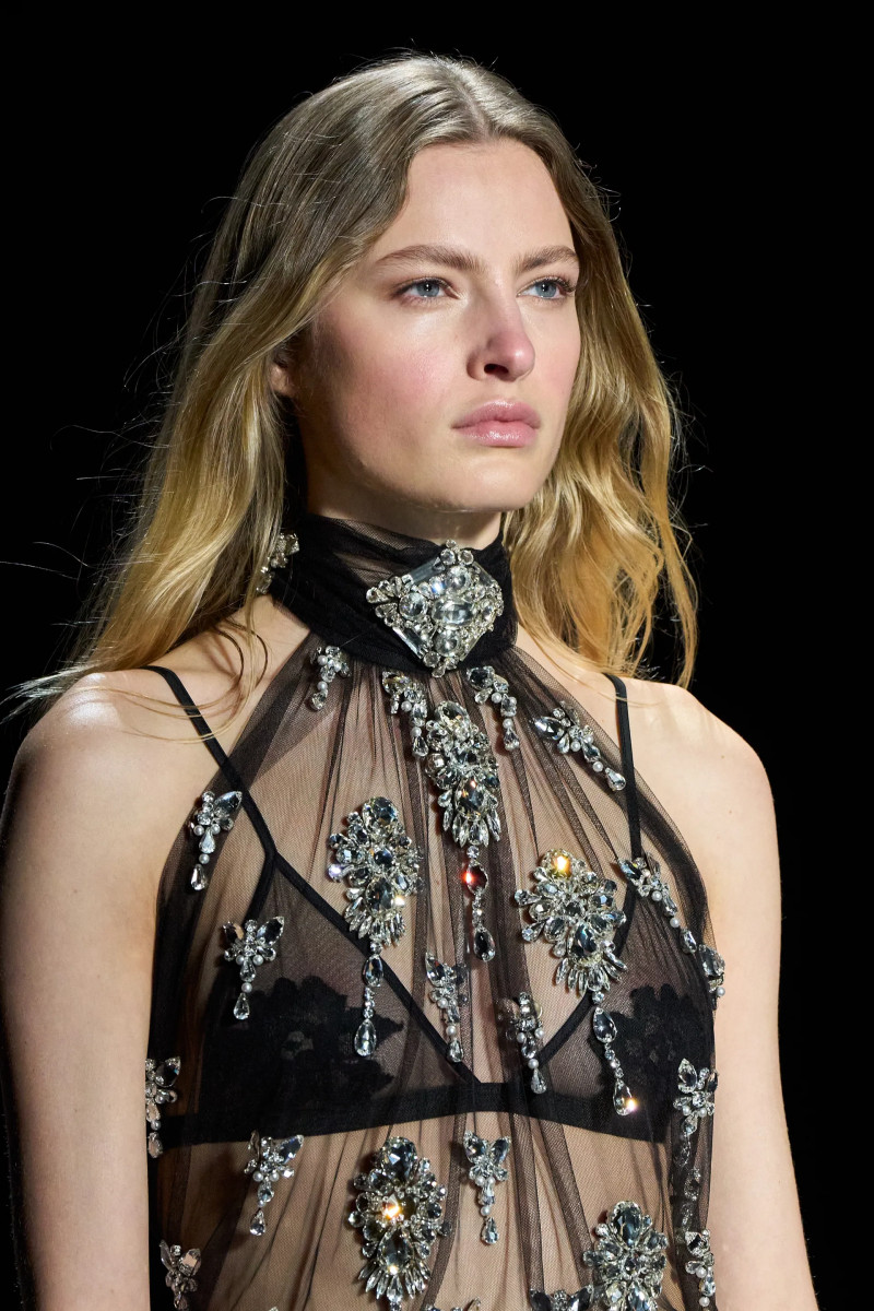 00314-dolce-and-gabbana-fall-2025-ready-to-wear-detail-credit-gorunway.webp