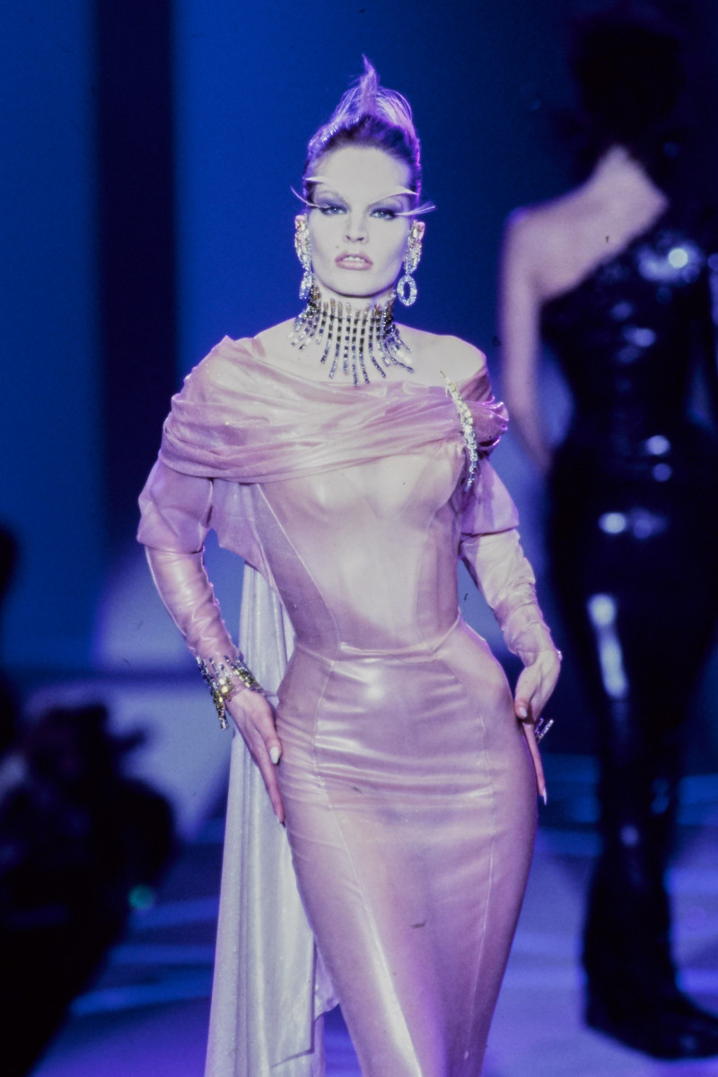 THIERRY-MUGLER-SPRING-1997-RTW-074.jpg
