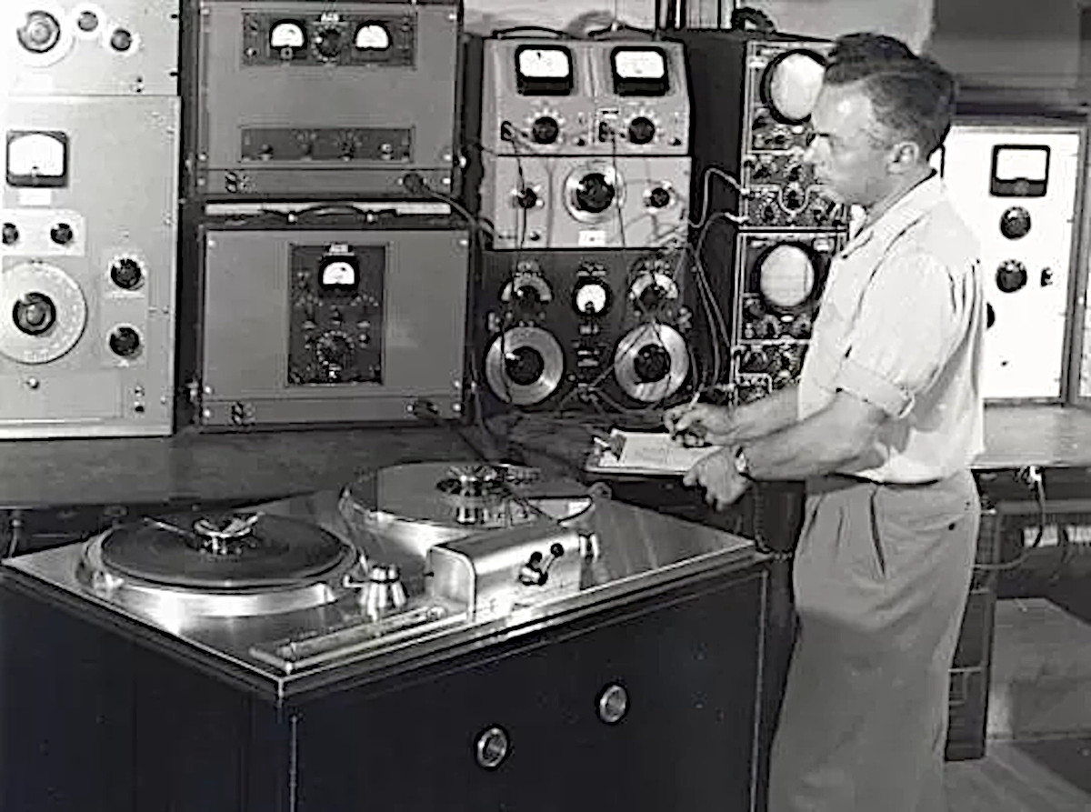 Магнитофон Ampex 200 в лаборатории.jpg
