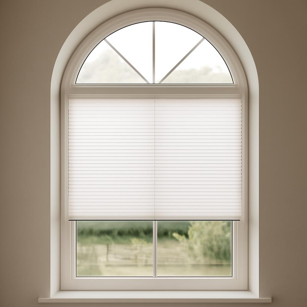 Белые жалюзи-плиссе установленные на арочном окне в загородном доме
