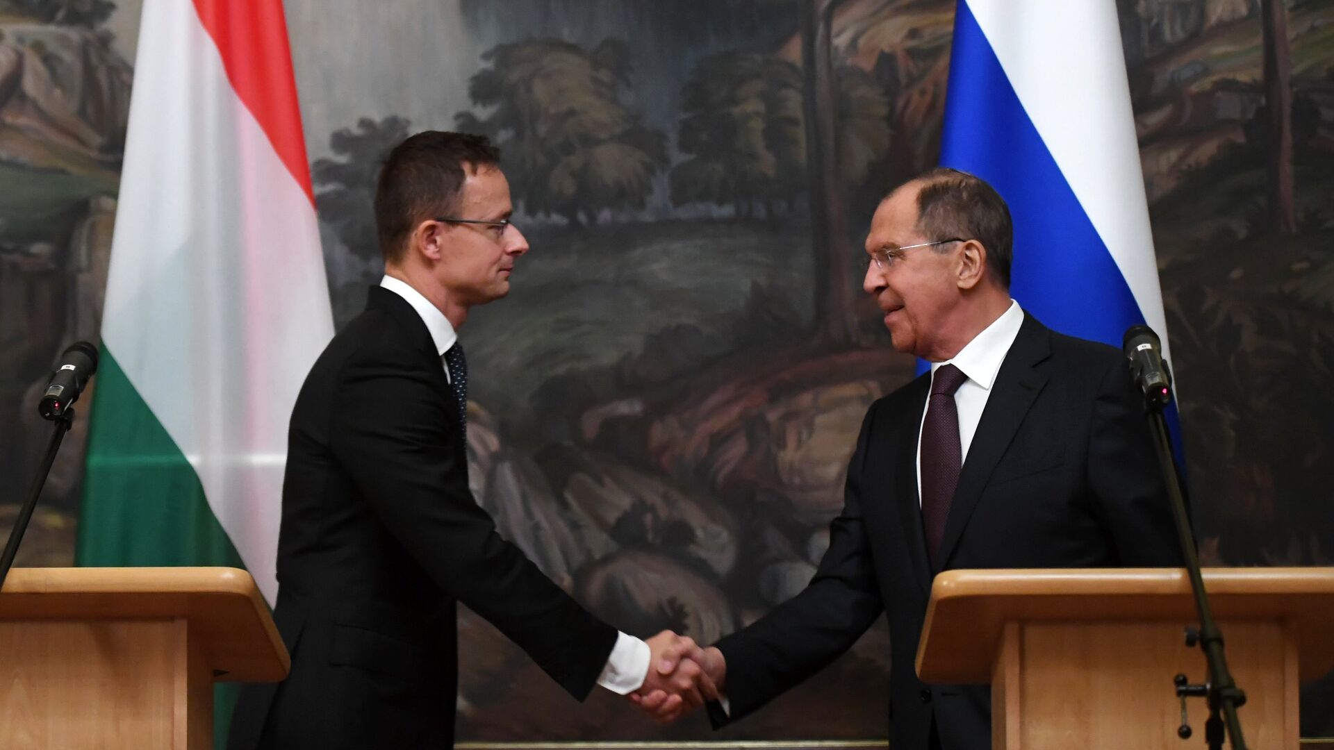 Венгрии негде покупать нефть, кроме России, заявил Сийярто