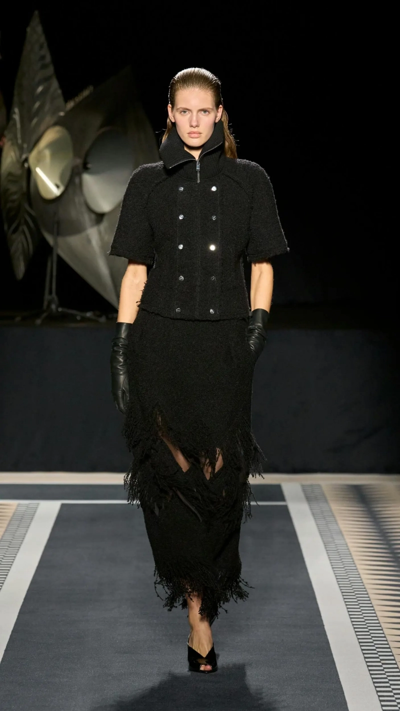 1737983359-1737975056-lanvin-collezione-uomo-donna-autunno-inverno-2025-2026-sfilata-foto-look49.webp