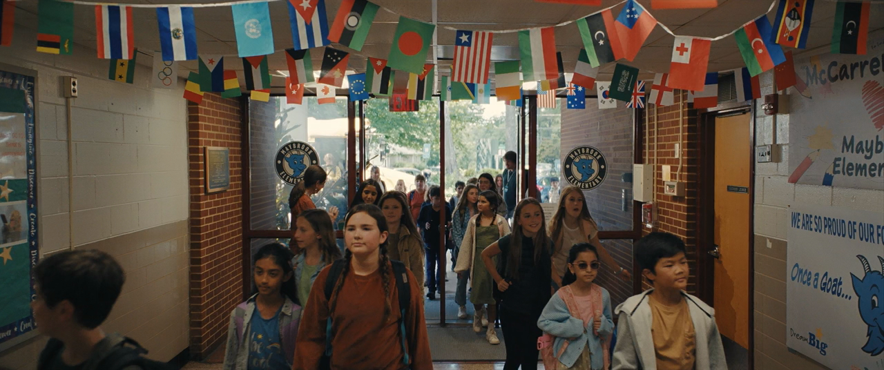 Weapons.2025.2xDUB.BDRip.720p.x264.seleZen.mkv_20251010_104355.385.png