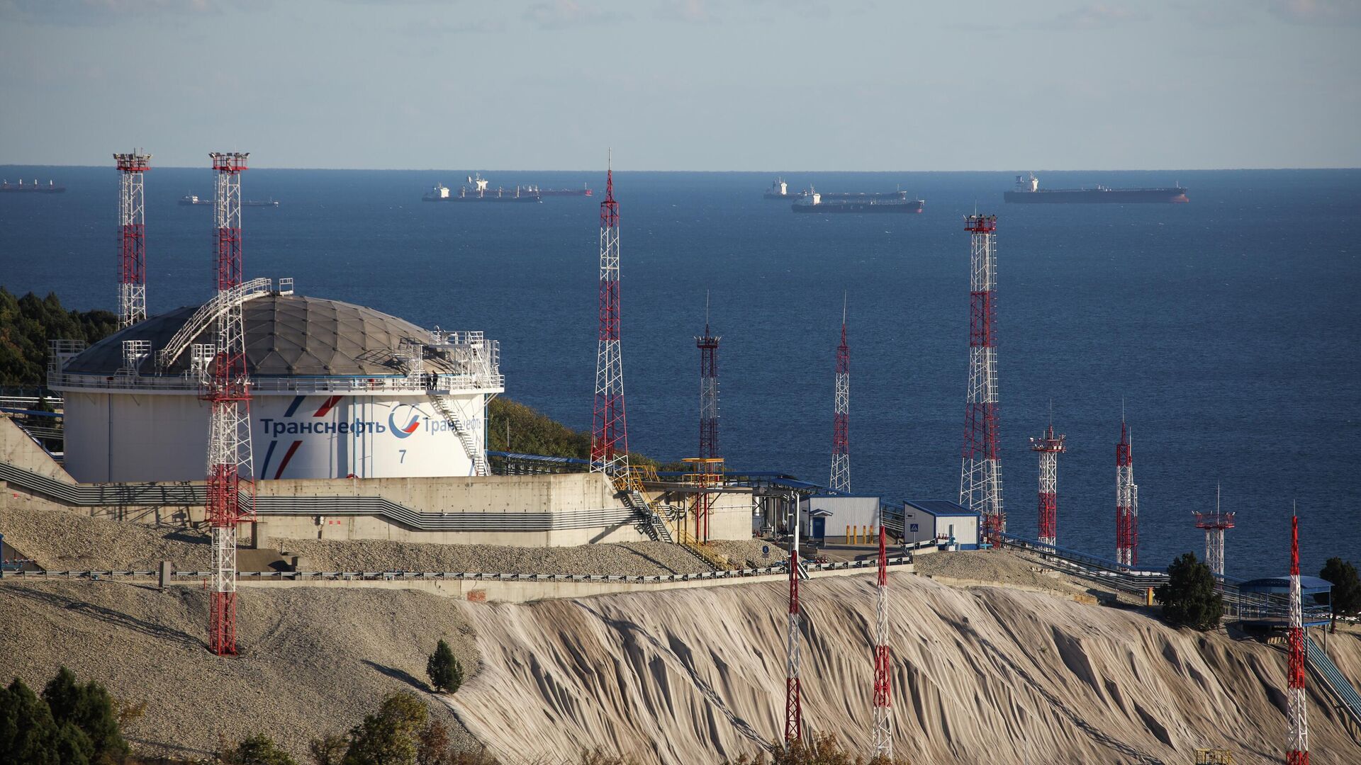 Vitol и Trafigura обсуждают с США сбыт венесуэльской нефти, пишет Reuters