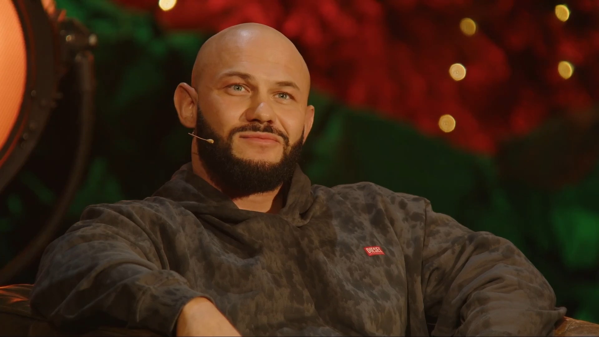 03. Большая прожарка. Джиган.mkv_snapshot_00.18.47.263.png