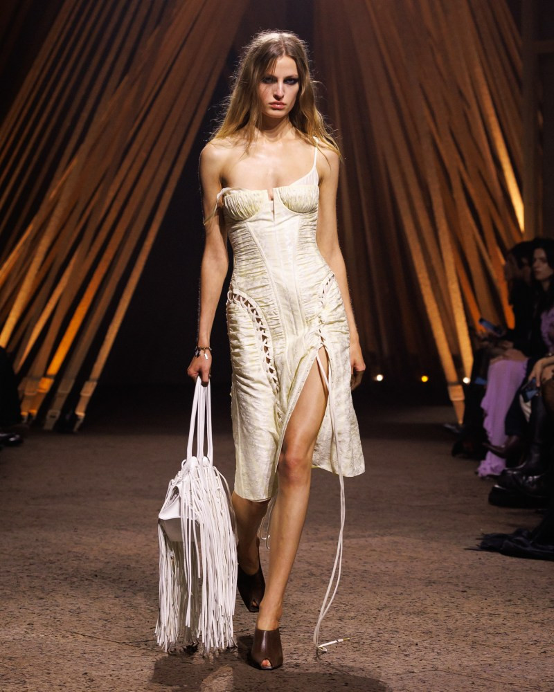 mcqueen-spring-26-r-ctsy-010_50d7f7.jpeg