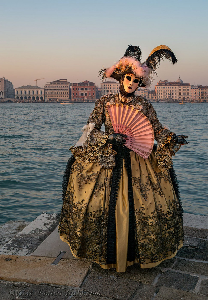 venice-carnival-mask-costume-san-giorgio-maggiore-166.jpg