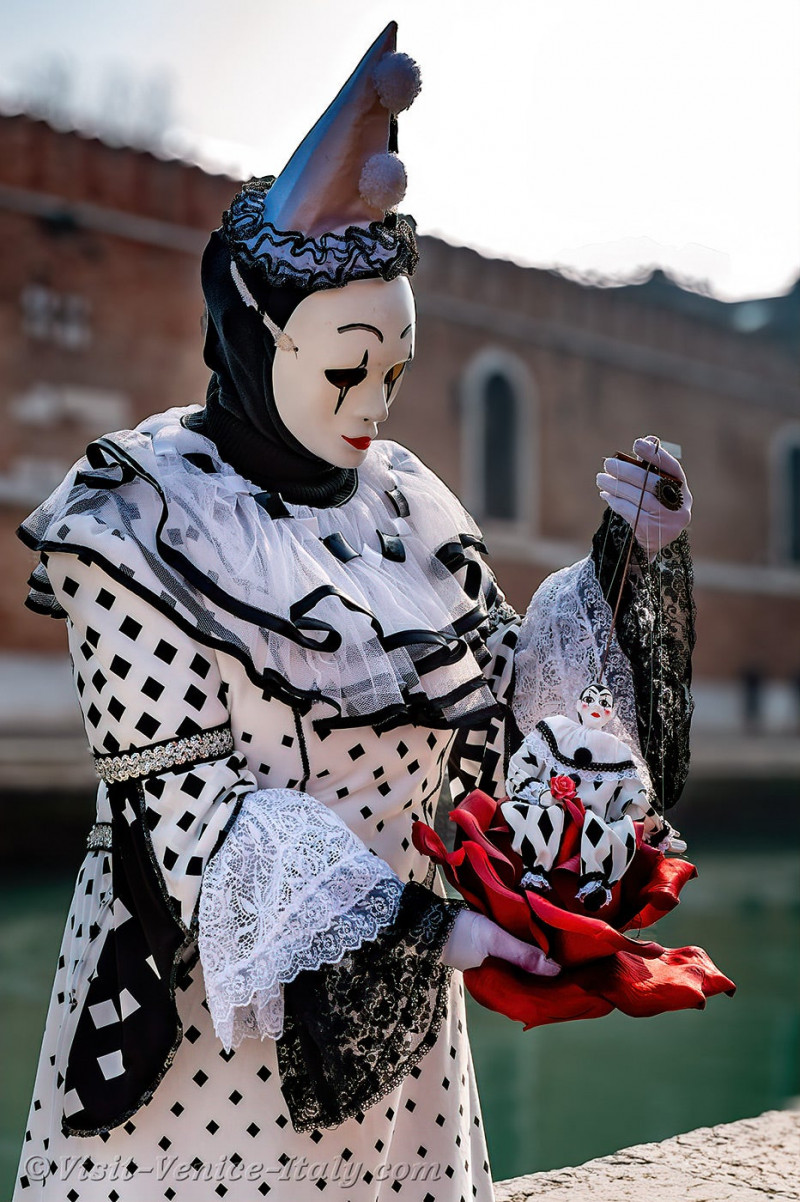 carnival-venice-2024-costume-masks-738.jpg
