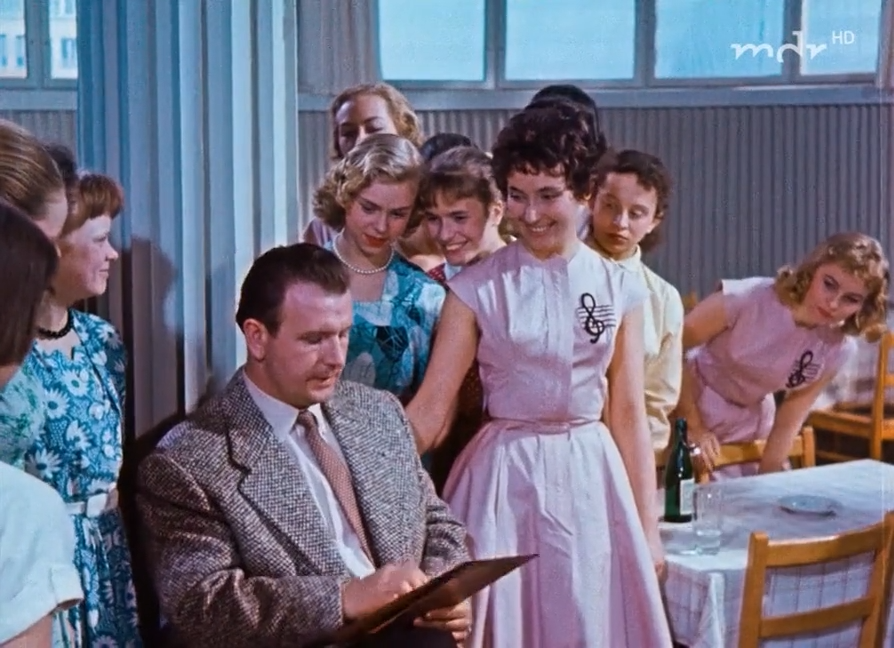 Meine Frau macht Musik (1958)_RU_DE_Grampy.mkv_snapshot_00.54.56.132.png