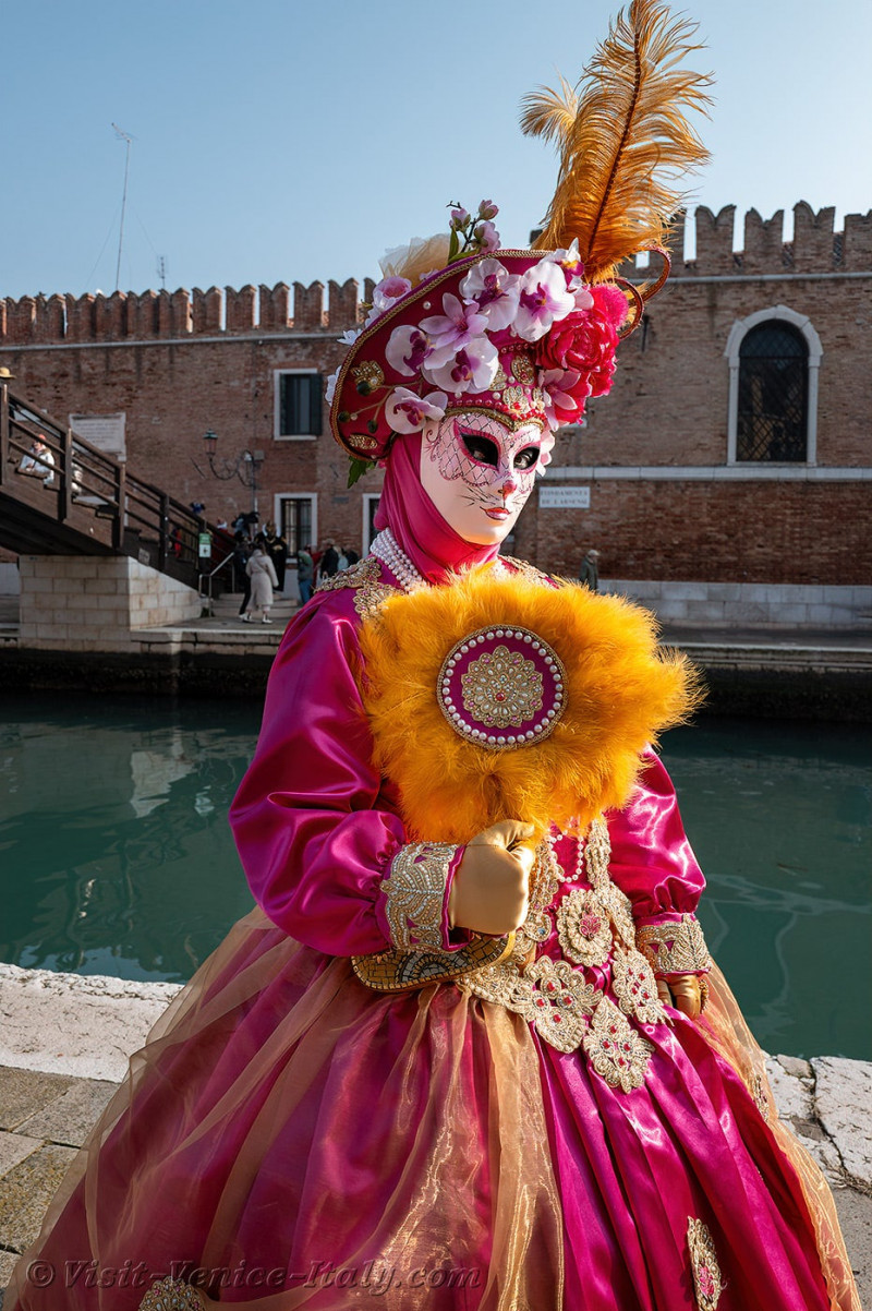 carnival-venice-2024-costume-masks-706.jpg