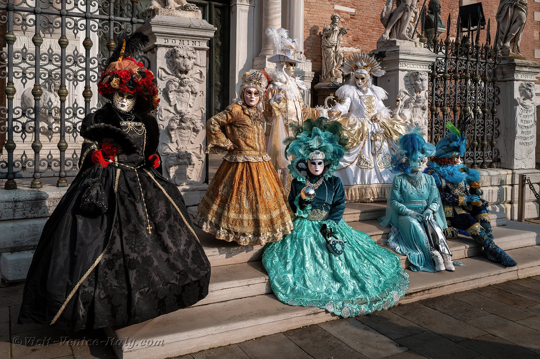 carnival-venice-2024-costume-masks-200.jpg
