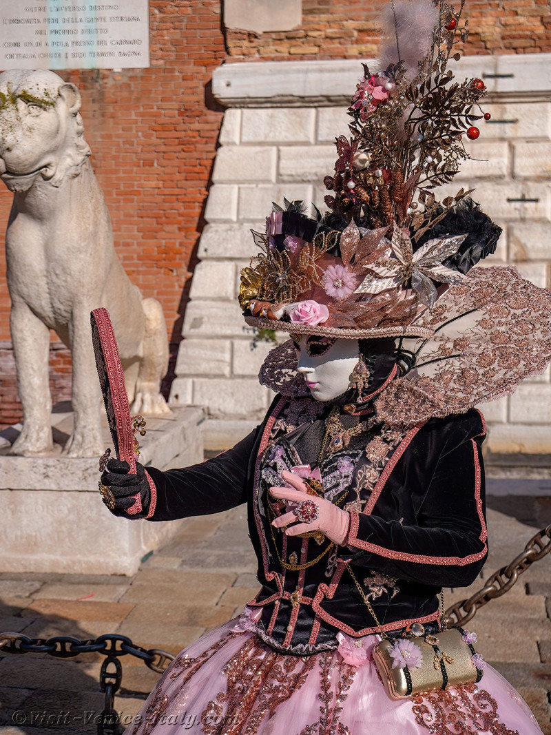 venice-carnival-mask-costume-arsenal-200.jpg