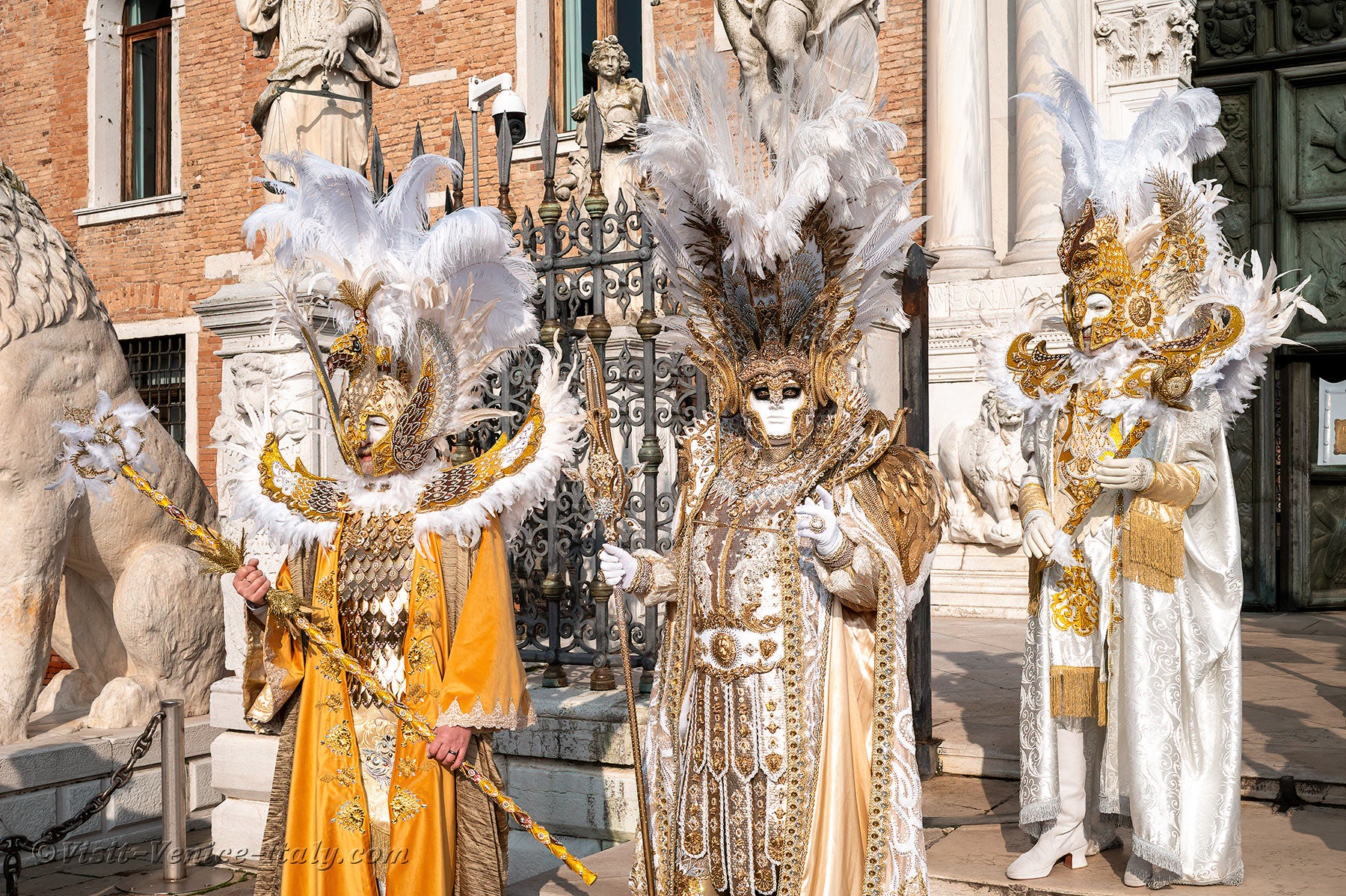 carnival-venice-2024-costume-masks-437.jpg