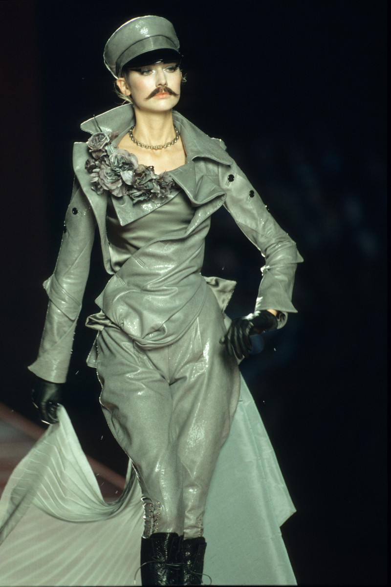 CHRISTIAN-DIOR-FALL-2000-HC-20.jpg