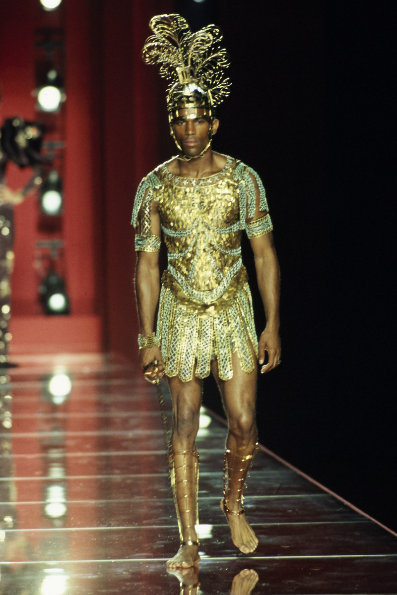 CHRISTIAN-DIOR-FALL-2000-HC-21.jpg