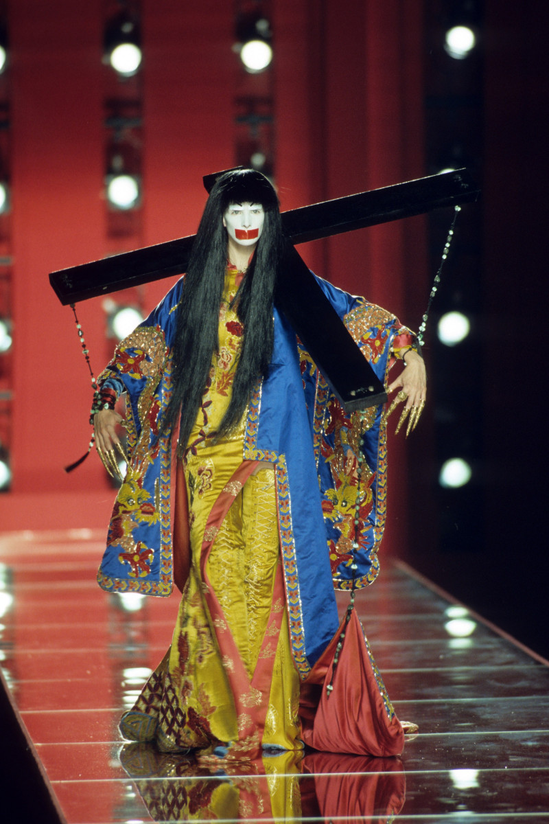 CHRISTIAN-DIOR-FALL-2000-HC-23.jpg