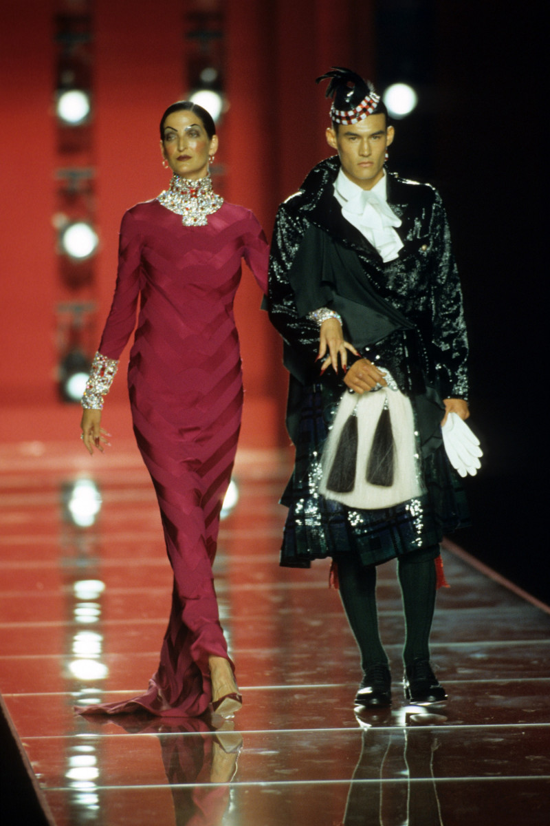 CHRISTIAN-DIOR-FALL-2000-HC-13.jpg