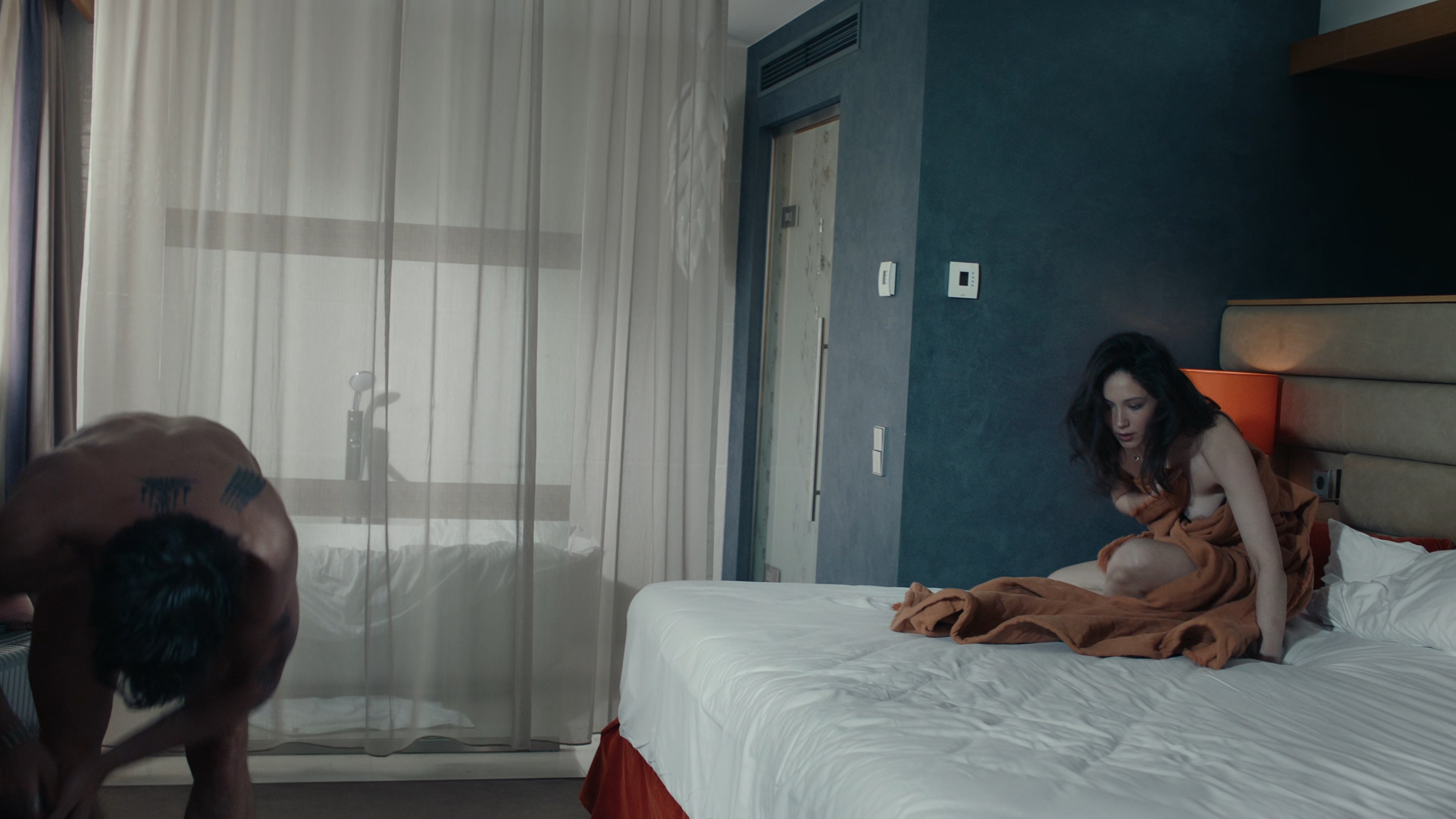 Seks.Do.i.posle.S02.E06.2025.WEB-DL.HEVC.2160p.SDR.ExKinoRay.mkv_snapshot_00.09.360.jpg
