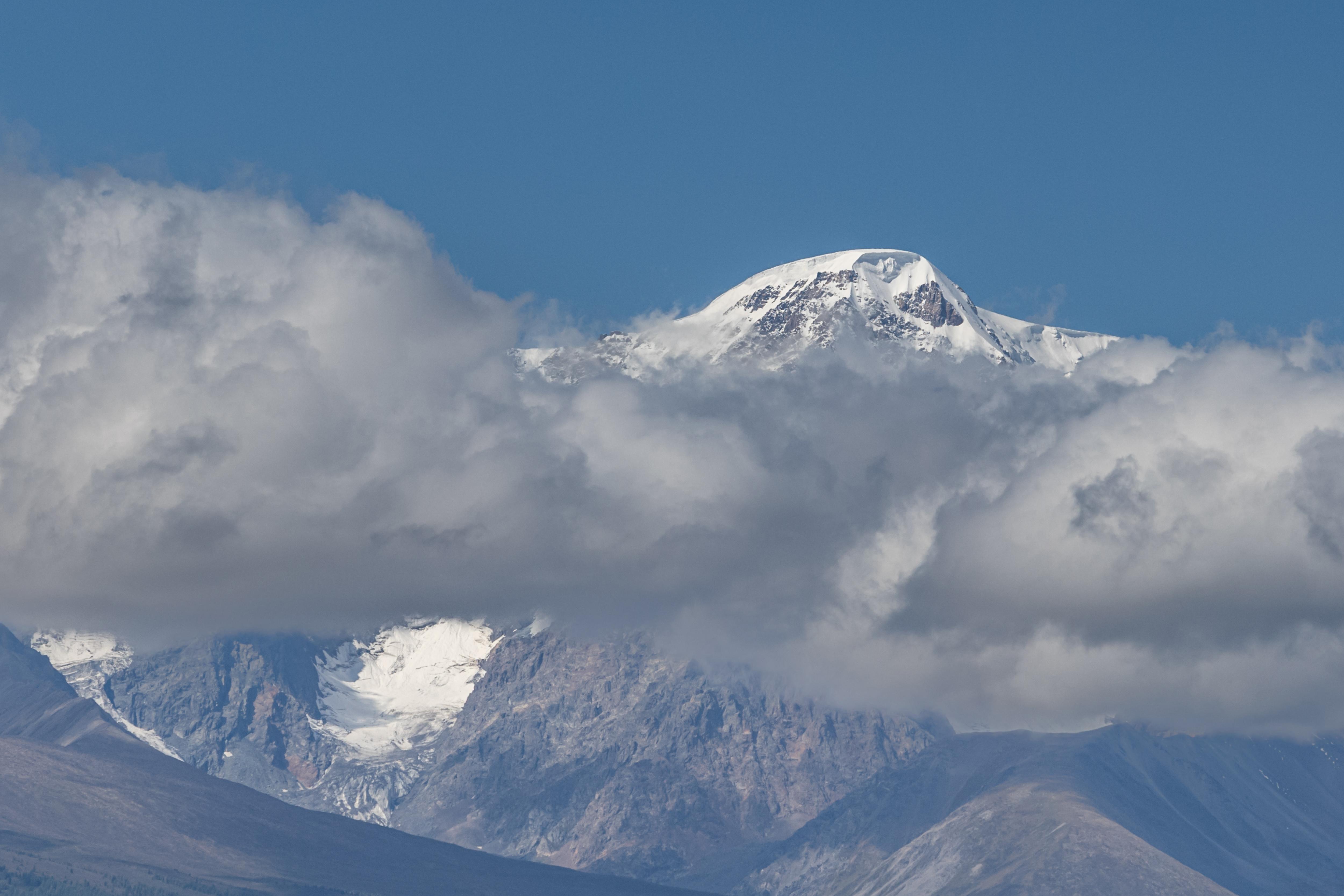 Алтай весной: голубой лёд, пустые тропы и низкие цены