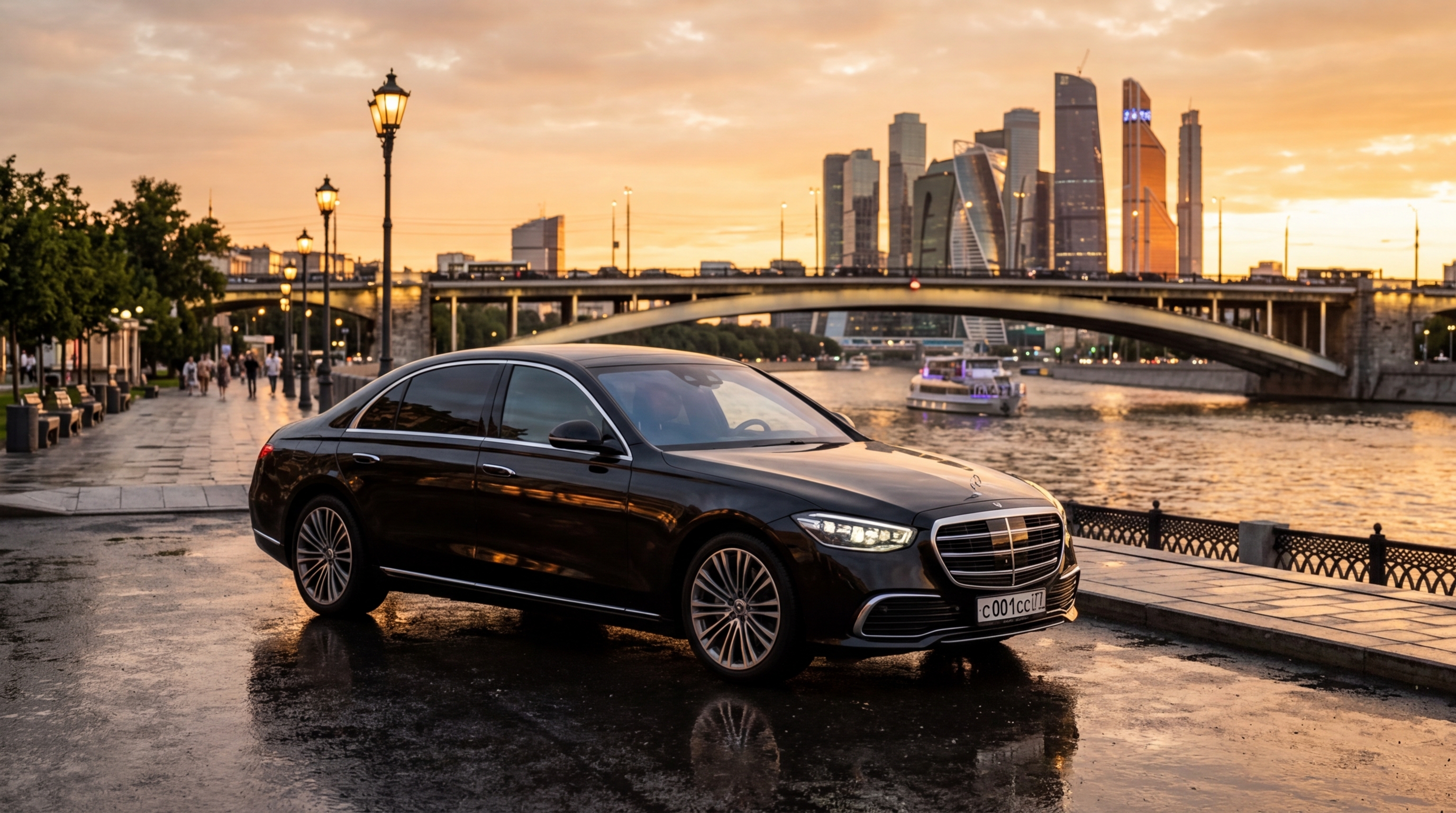 Автомобиль на фоне Москвы-реки с видом на мост и набережную