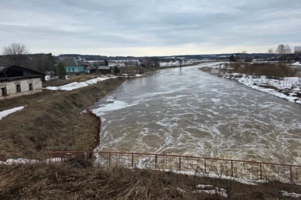 В Карагайском округе река Обва вышла из берегов и угрожает жилым домам